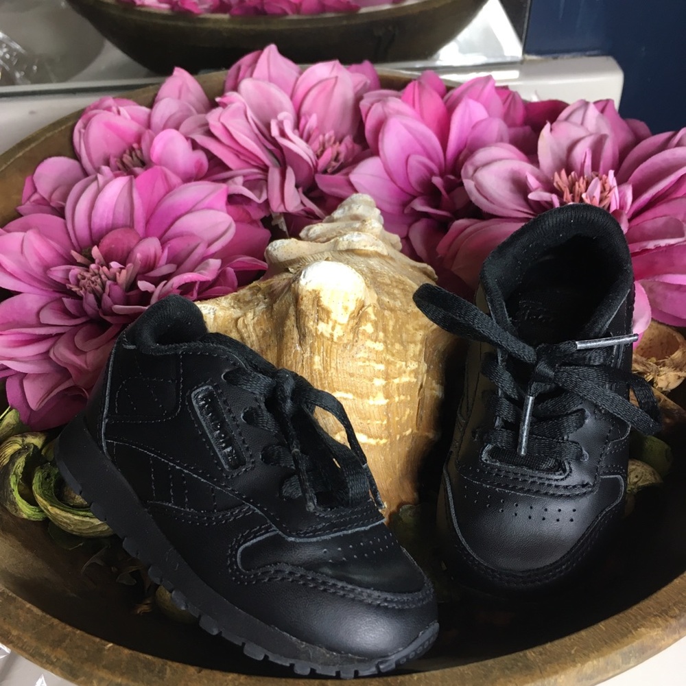 Unisex Reebok black sneakers